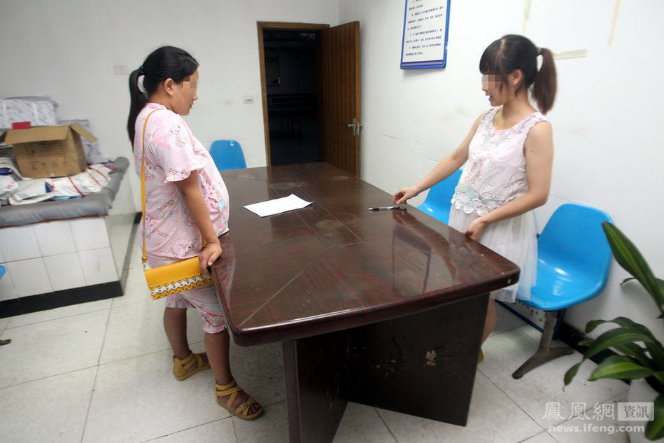 派出所內的小三與原配 派出所內的小三與原配