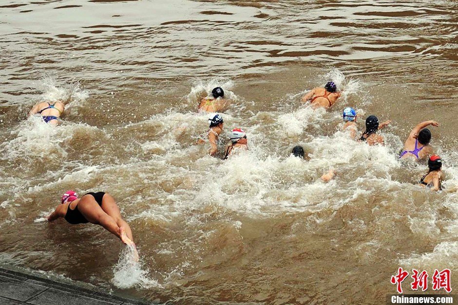 圖為參加搶渡賽的女選手們劈波斬浪。中新社發 張暢 攝 圖為參加搶渡賽的女選手們劈波斬浪。中新社發 張暢 攝