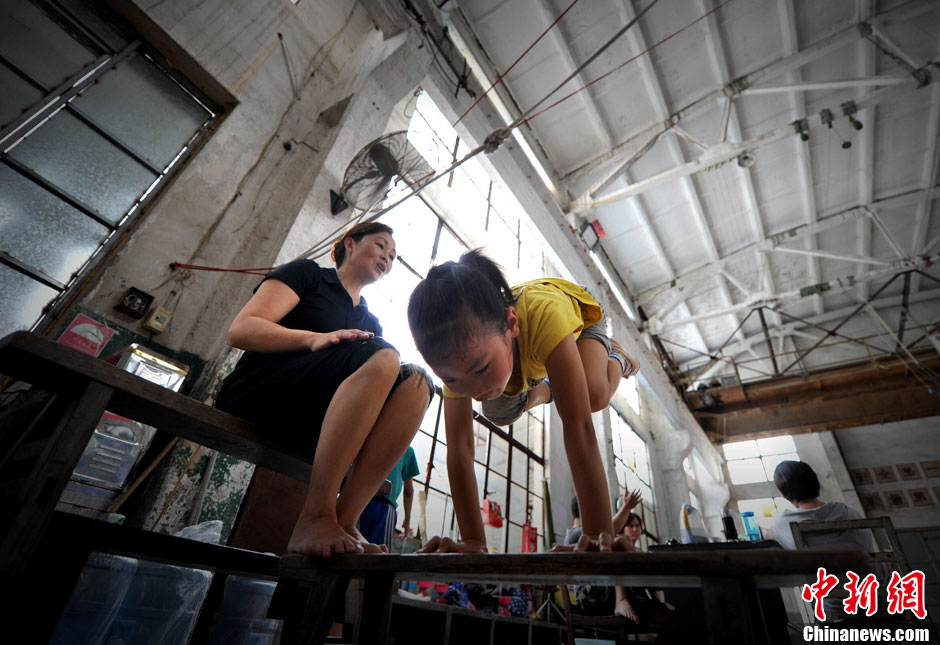 七歲女孩的雜技夢 七歲女孩的雜技夢