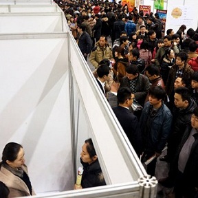 春季招聘會(huì)擠爆會(huì)場