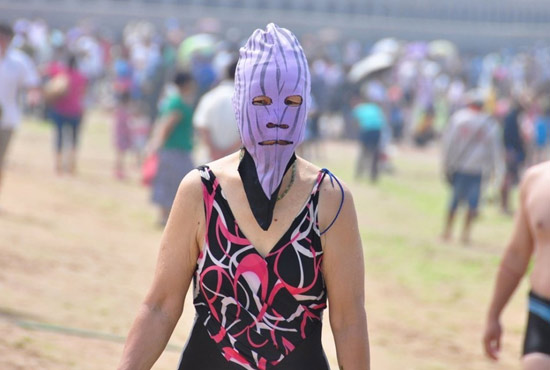 2013年7月3日,山東青島青島高溫來襲,“青島大媽”不懼滸苔,戴著“強(qiáng)盜面具”出現(xiàn)在海水浴場消暑降 2013年7月3日,山東青島青島高溫來襲,“青島大媽”不懼滸苔,戴著“強(qiáng)盜面具”出現(xiàn)在海水浴場消暑降