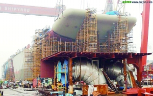 航母前部甲板在安裝。