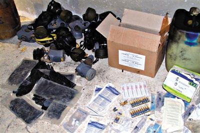 24日，敘利亞政府對外展示在大馬士革朱巴爾區破獲的反對派軍火庫中的化學制劑。新華社發