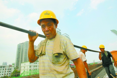 農民工工作辛苦，權益理應有保障。