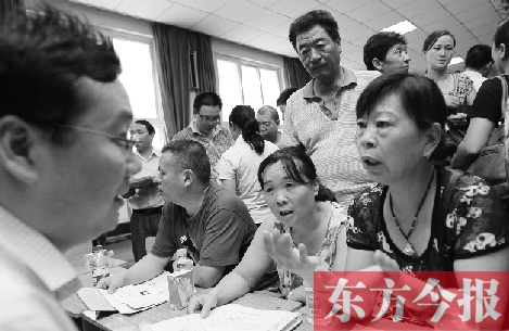 帶著孩子小升初的諸多疑問,眾多家長(右)向教育部門咨詢 帶著孩子小升初的諸多疑問,眾多家長(右)向教育部門咨詢