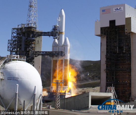 地時(shí)間2013年8月28日,在美國加州范登堡空軍基地,美國最大的“德爾塔IV”型重型火箭發(fā)射升空,將一顆機(jī)密間諜衛(wèi)星送入太空。 地時(shí)間2013年8月28日,在美國加州范登堡空軍基地,美國最大的“德爾塔IV”型重型火箭發(fā)射升空,將一顆機(jī)密間諜衛(wèi)星送入太空。