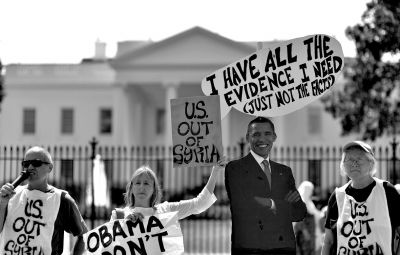 2日，反戰(zhàn)人士在白宮前高舉標(biāo)語(yǔ)，抗議美國(guó)可能對(duì)敘動(dòng)武。