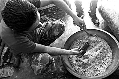 10日,敘反對(duì)派人員正在制作武器。 10日,敘反對(duì)派人員正在制作武器。