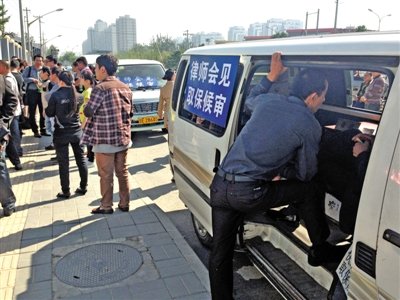 昨日，朝陽區看守所門前有人排隊。大門外還停有多輛寫有“律師會見”字樣的車。