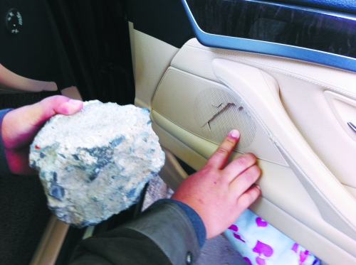 “飛”進寶馬車內的大石塊,將寶馬車的車門內飾板砸爛。 “飛”進寶馬車內的大石塊,將寶馬車的車門內飾板砸爛。