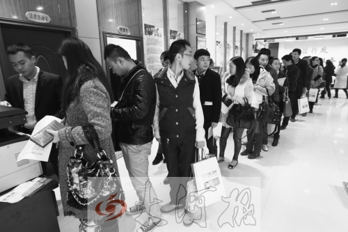 昨天,除復印材料處有新人排隊外,金水區民政局婚姻登記處大廳內處未見新人排隊的火爆場景。