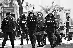 泰警察出動。 泰警察出動。