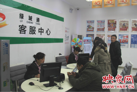 一大早就有市民來(lái)到綠城通客服中心辦理新卡 一大早就有市民來(lái)到綠城通客服中心辦理新卡