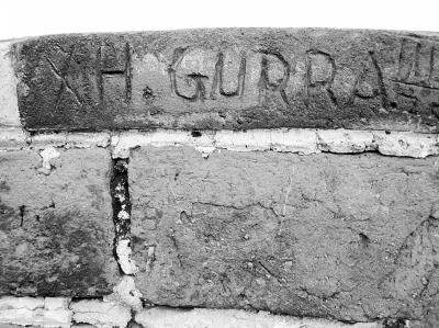 圖為長城城墻上的刻痕。記者 王昊魁攝 圖為長城城墻上的刻痕。記者 王昊魁攝