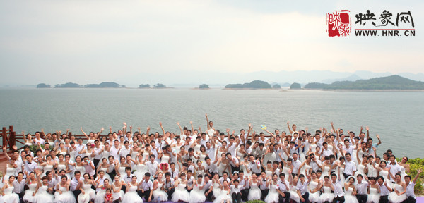 初夏喜宴八方客,千島笑迎粉佳人。 初夏喜宴八方客,千島笑迎粉佳人。