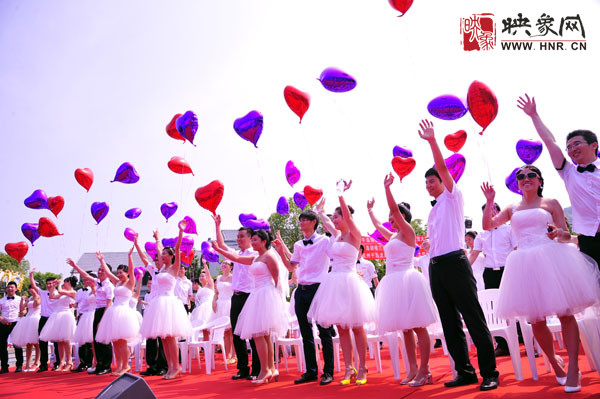 初夏喜宴八方客,千島笑迎粉佳人。 初夏喜宴八方客,千島笑迎粉佳人。