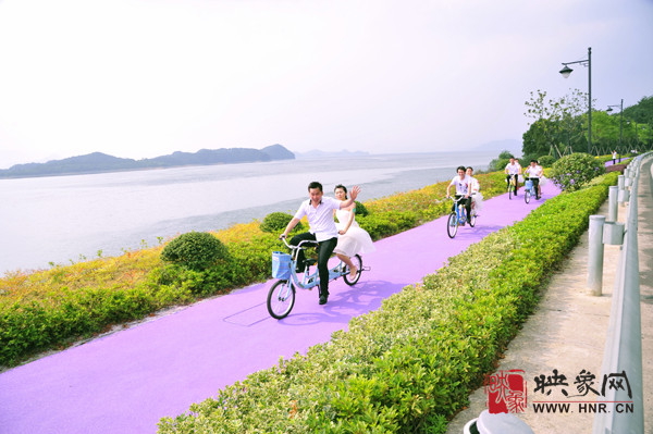 初夏喜宴八方客,千島笑迎粉佳人。 初夏喜宴八方客,千島笑迎粉佳人。