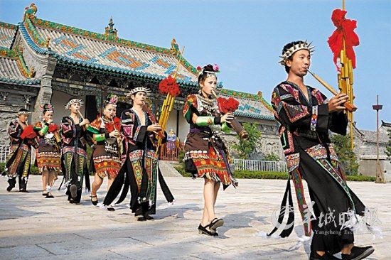 山東臺兒莊古城內,來自外地的演員表演蘆笙舞 王建華 攝 山東臺兒莊古城內,來自外地的演員表演蘆笙舞 王建華 攝