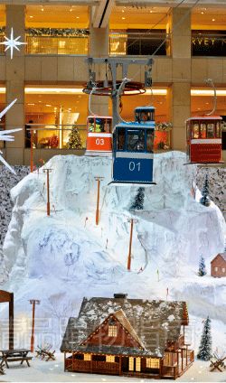 為了別出心裁,商場不惜花重金在商場里打造冰雪世界。