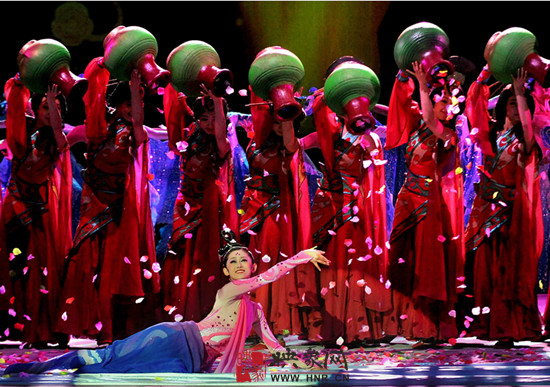 開幕式上精彩的歌舞表演 開幕式上精彩的歌舞表演