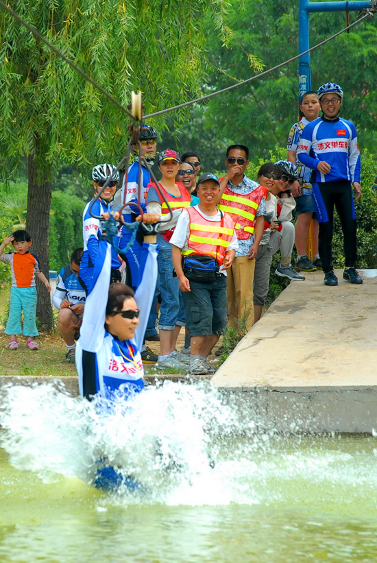 鄭州鴕鳥園燒烤節已開幕 鄭州鴕鳥園燒烤節已開幕