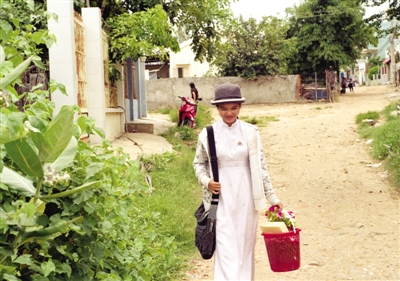 美奈漁村內(nèi),放學(xué)歸來的女學(xué)生。　拍者　談海敏