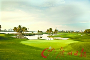 球場(chǎng)黃昏景色迷人。 球場(chǎng)黃昏景色迷人。