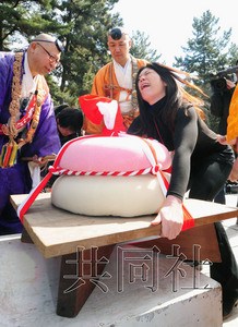 日本辦年糕大力士比賽 日本辦年糕大力士比賽