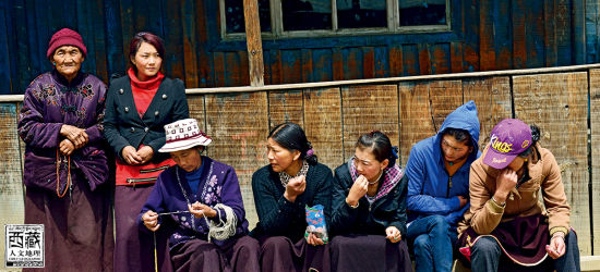 聚在一起聊天的藏民們 聚在一起聊天的藏民們