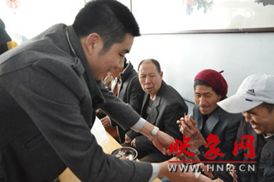 “韓胖子”千只茶香雞茶香鴨捐贈環衛工人、農民工學子和鄭州市社會福利院。 “韓胖子”千只茶香雞茶香鴨捐贈環衛工人、農民工學子和鄭州市社會福利院。