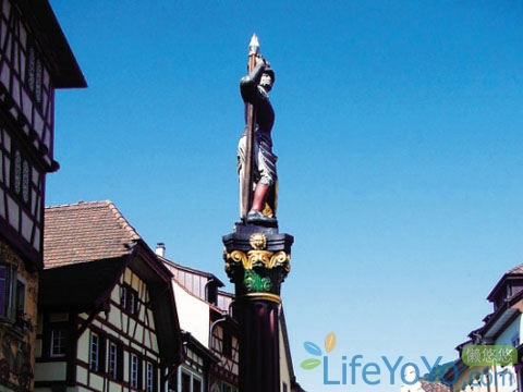 在那個(gè)春日艷陽的午后,一艘白色的游船在幽藍(lán)的圖恩湖上緩行。 在那個(gè)春日艷陽的午后,一艘白色的游船在幽藍(lán)的圖恩湖上緩行。