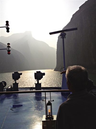 游客在游輪上遠眺三峽風光。 游客在游輪上遠眺三峽風光。