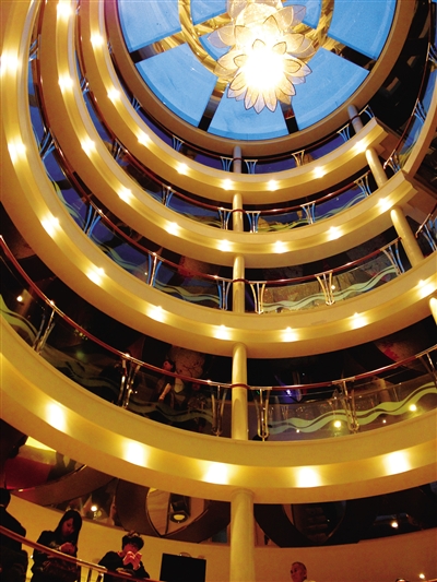 上下7層全部打通的大廳。 上下7層全部打通的大廳。