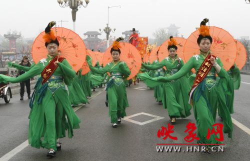 3月30日上午,開封市舉行2013中國(guó)(開封)清明文化節(jié)踏春巡游活動(dòng)。 3月30日上午,開封市舉行2013中國(guó)(開封)清明文化節(jié)踏春巡游活動(dòng)。