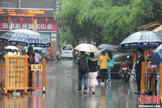 圖為“五一”小長假首日門票檢查仍偏松。楊華峰 攝 圖為“五一”小長假首日門票檢查仍偏松。楊華峰 攝