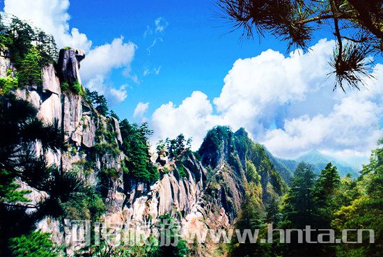 寶天曼首屆家庭登山節(jié)開幕 國慶“曼”游賞紅葉 寶天曼首屆家庭登山節(jié)開幕 國慶“曼”游賞紅葉