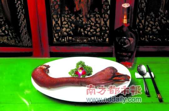 人頭馬誠印干邑白蘭地是高端宴席的佐餐佳釀,圖為鹵水老鵝頭 人頭馬誠印干邑白蘭地是高端宴席的佐餐佳釀,圖為鹵水老鵝頭