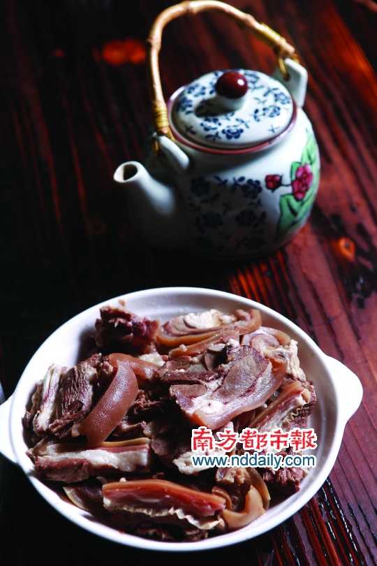 滋補(bǔ)暖胃的羊腩配上一壺清茶,恰到好處 滋補(bǔ)暖胃的羊腩配上一壺清茶,恰到好處