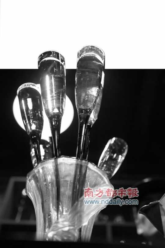 調制好的雞尾酒倒在造型奇特的玻璃杯中。