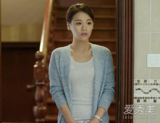 灰色開衫內搭圓領的米色T恤,優雅知性