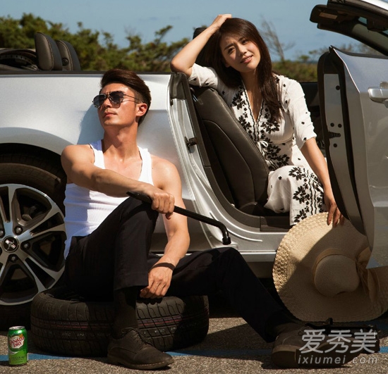 白色連衣裙配黑色花紋,個性優雅