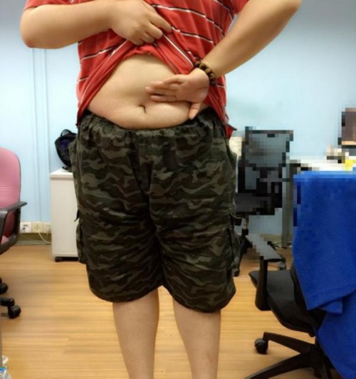 反手摸肚臍,逗b示范哈哈......