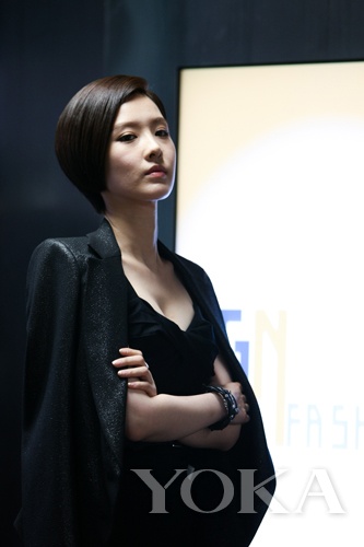 申映畫是極具事業心的富家小姐,造型簡約干練,面料質地上乘 申映畫是極具事業心的富家小姐,造型簡約干練,面料質地上乘