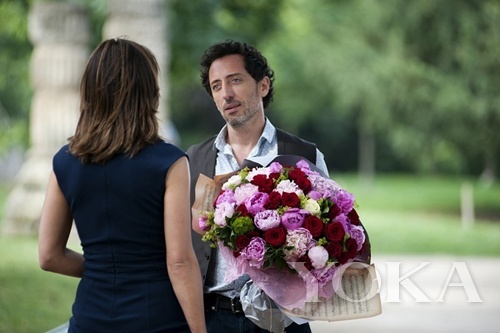 背影的完美同樣重要,衣服上的橫紋說明太緊繃、手肘處的橫紋說明肌質老化。 背影的完美同樣重要,衣服上的橫紋說明太緊繃、手肘處的橫紋說明肌質老化。