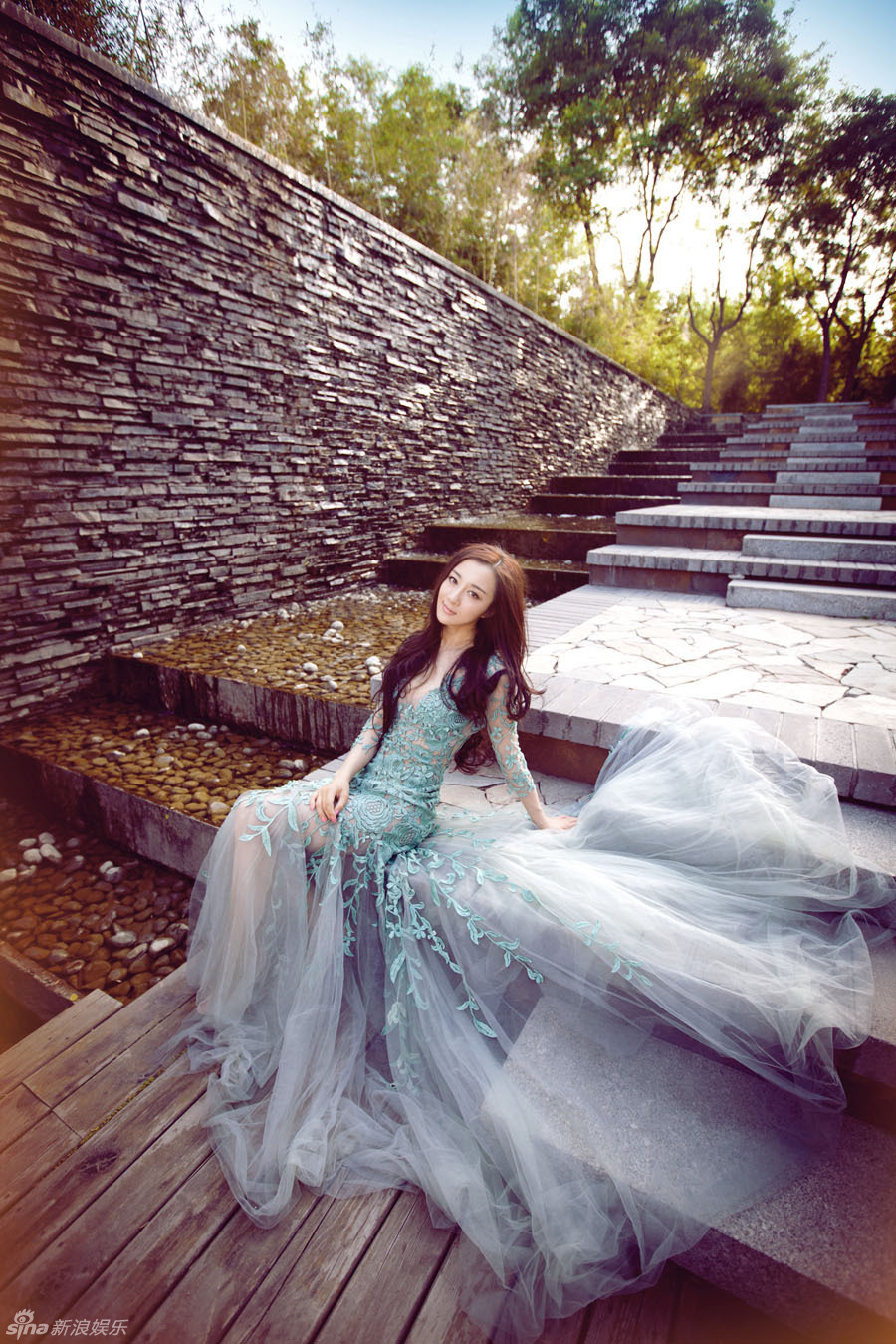 李依曉華麗展現(xiàn)虞美人典雅氣質(zhì) 李依曉華麗展現(xiàn)虞美人典雅氣質(zhì)