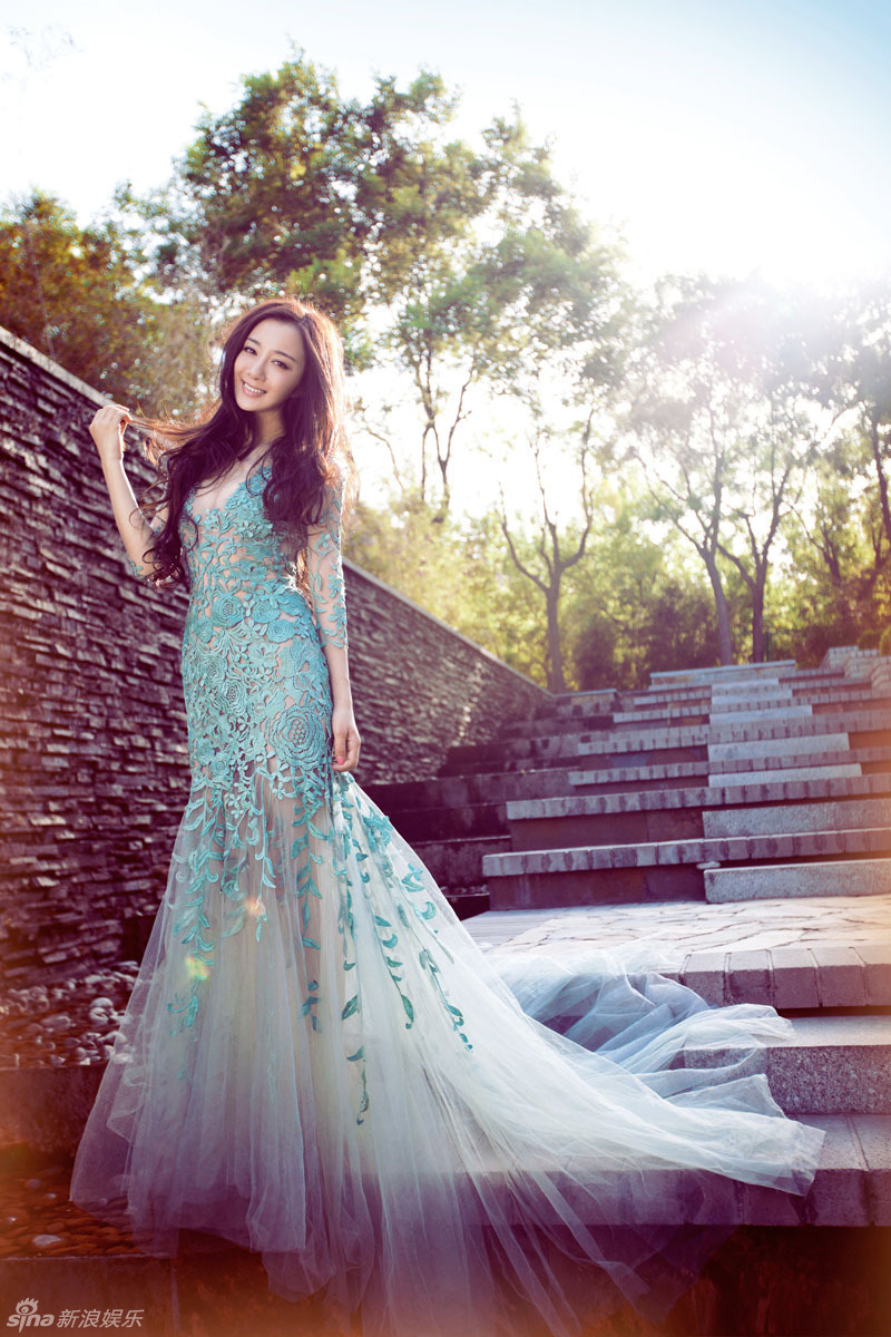 李依曉華麗展現(xiàn)虞美人典雅氣質(zhì) 李依曉華麗展現(xiàn)虞美人典雅氣質(zhì)