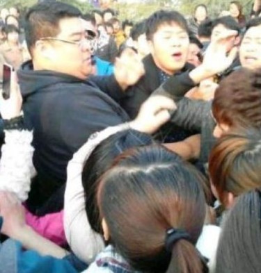 杜海濤因不滿墨鏡被摘與人起爭執 杜海濤因不滿墨鏡被摘與人起爭執