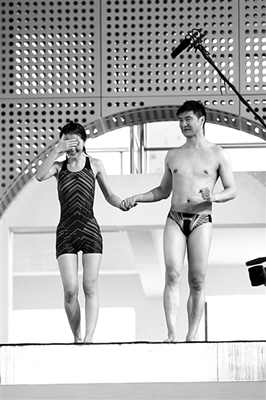 蔡卓妍進行《中國星跳躍》的訓練,她在教練田亮的陪伴下走上跳臺,但仍嚇得不敢往下看。 實習生 翟超 攝 蔡卓妍進行《中國星跳躍》的訓練,她在教練田亮的陪伴下走上跳臺,但仍嚇得不敢往下看。 實習生 翟超 攝