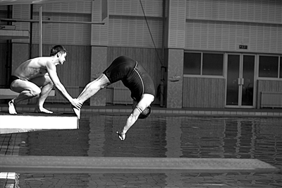 田亮正在給陳光標把關、塑形。 田亮正在給陳光標把關、塑形。