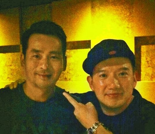 周焯華作為《低俗喜劇》投資人，與男主角杜汶澤合照。